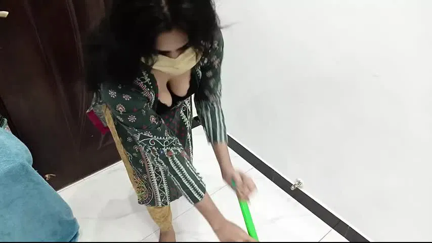 Pakistani Beautiful Maid Flashing Her Big Boobs To Her Boss