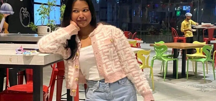 Bangladeshi Good Looking Gf Showing Boobs And Pussy To Lover On VC