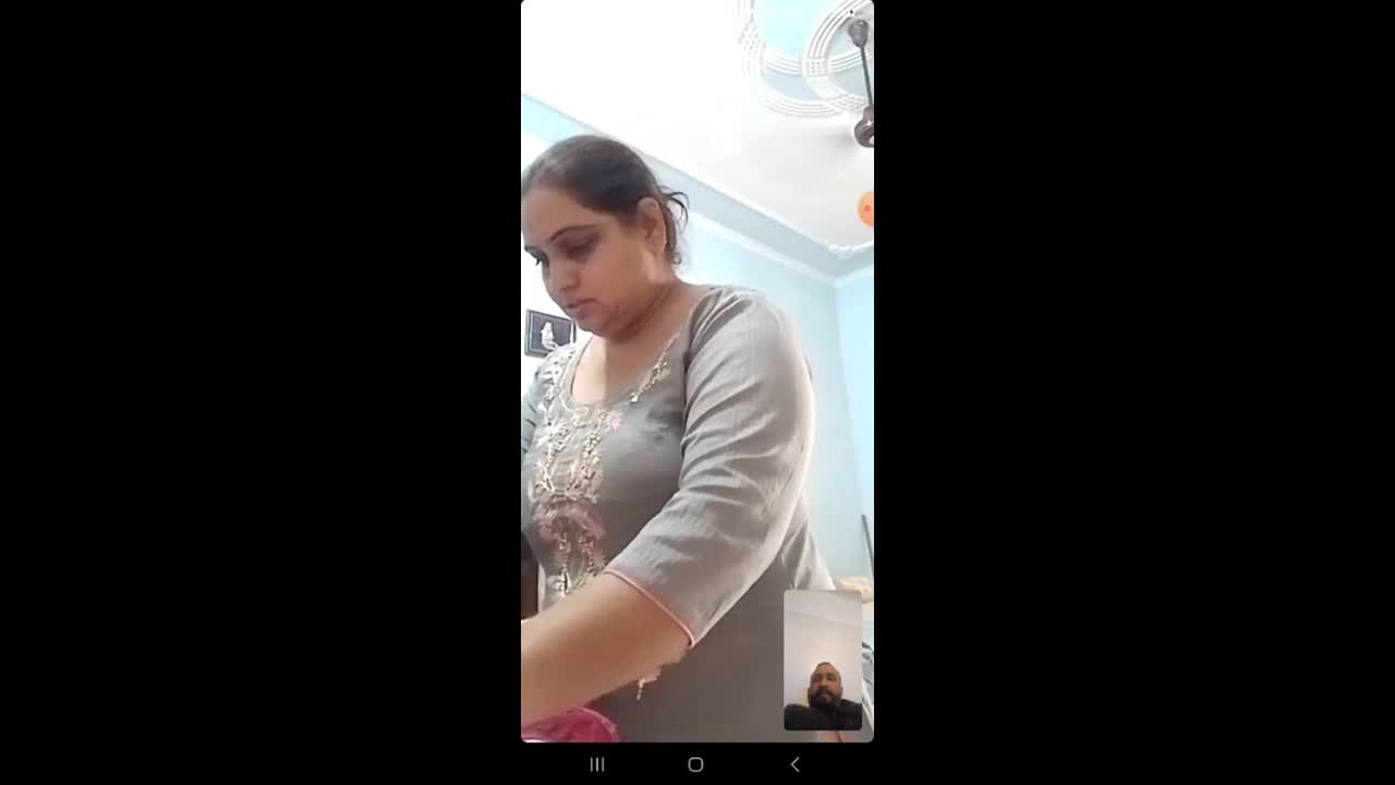 Bhabi Flashing Boobs