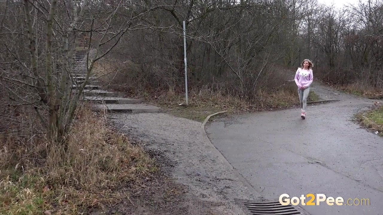 Blonde babe Claudia relieves her piss desperation