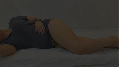 Amatorska żona z ogromnymi dużymi cyckami sama w domu pociera i palcami swoją cipkę do ekstremalnych orgazmów